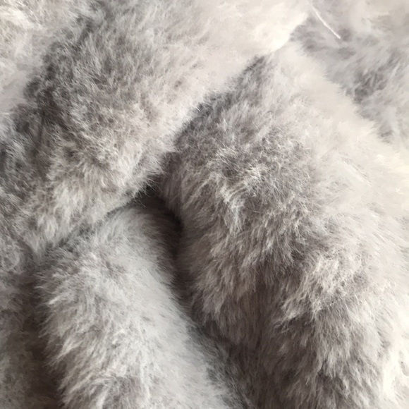 NWT Gray faux fur elegant winter scarf monochromatic quiet luxury old money OS - Picture 9 of 9